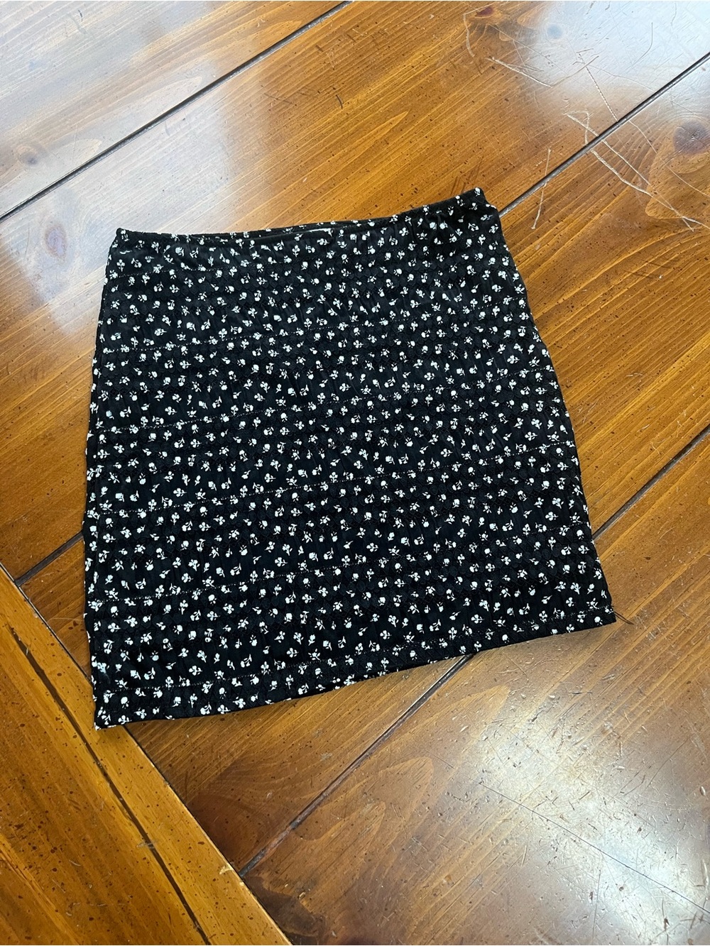 No Boundaries Ditsy Floral Cropped Cami Top Black White Size XS EUC